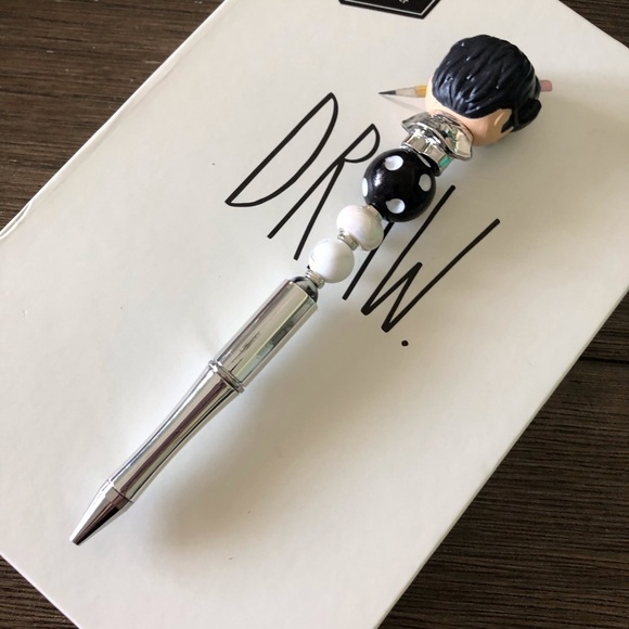 DC Comics: Sliver Clark Kent handmade beaded pen - Picture 3 of 3